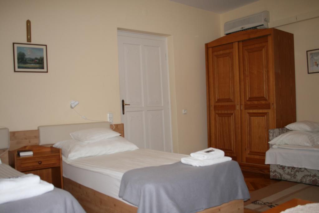 Szent Gyoergy Fogado Hotel Pecs Room photo